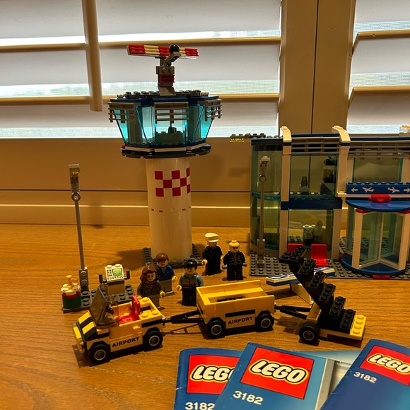 LEGO City Airport Terminal and Passenger Plane Set 3182 Retired - Picture 5 of 16